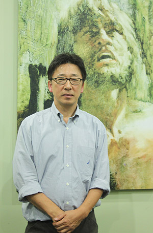 최홍주 목사. 이날 인터뷰에서 최홍주 목사는 털털하게 자기 생각을 말했다. 뒤에는 한 성도로부터 받은 세례요한 그림.