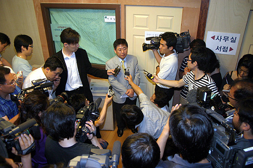 기자브리핑에 임하는 분당샘물교회 권혁수 장로 ⓒ송경호 기자