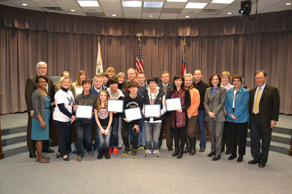 팀 리 카운티 의장을 비롯, 5명의 캅카운티 커미셔너들과 마리에타 고등학교 교장, 교사, 덕수고교 학생들을 호스트하고 있는 미국인 가정 등이 전체사진을 찍고 있다.