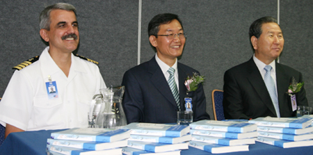 왼쪽부터 패트 트레이스 선장, 최종상 국제공동체단장, 둘로스호 부산방문 준비위원회 위원장 신평로교회 김태우 목사 ⓒ신유정 기자 