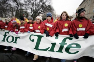 지난 2005년 1월 25일 수천의 낙태반대론자들이 워싱톤DC에 소재한 대법원을 향해 시위 행진을 하던 모습. ⓒ 본사 DB