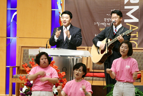 예배에 앞서 율동을 선보이는 에바다 선교회 회원들 ⓒ연합장로교회제공