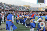 경기에 앞서 한국의 민족놀이 공연도 펼쳐지고 있다.