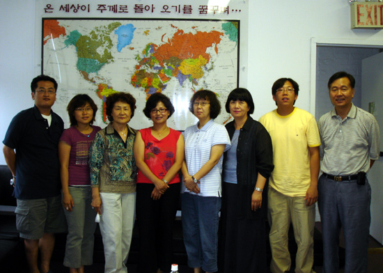 이번에 카자흐스탄 선교에 갔던 이들 왼쪽부터 유충렬 집사, 조정은 자매, 김인숙 권사, 김정옥 권사, 송정희 사모, 박희준 권사, 김은열 전도사, 김혜택 목사