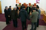 워싱턴교협 임원진들과 워청 지도자들이 2월 8일 온마을장로교회에 모여 워싱턴지역 기독청년들의 연합을 위해 기도했다.