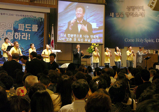 퀸즈한인교회 경배와 찬양팀이 대회 시작전 찬양을 인도하고 있다.