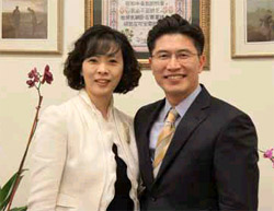 류응렬 목사(우)와 정혜진 사모.