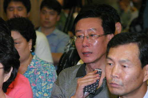 아프가니스탄 탈레반 무장세력에 의해 피랍된 의료봉사원들의 가족들이 애타는 심정으로 방송을 지켜보고 있다. ⓒ송경호 기자  