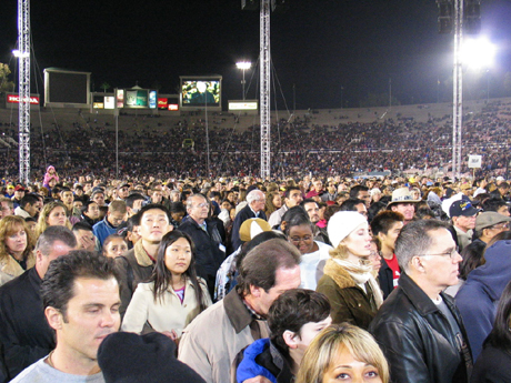 4만 5천여 청중이 복음을 듣고자 그레이터 로스 앤젤레스의 로즈볼을 가득 메웠다.