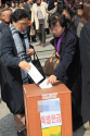 서울 시내 한 교회에서 교인들이 특별헌금함에 헌금을 넣고 있다(상기 사진은 기사의 내용과 직접적 관계가 없음).