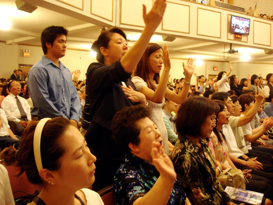 하나님께 찬양하는 뉴욕 교인들