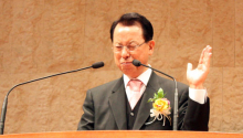 기도하는 김삼환 목사.