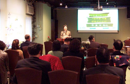 주효식 목사가 '준비된 자를 감동시킨다'라는 제목으로 말씀을 전하고 있다