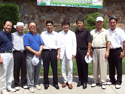 골프대회 시작 전, 운영위원회와 함께 (왼쪽에서 다섯번째가 박상원씨 이다)