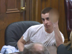 재판부를 향해 욕설을 하고 있는 범인 T. J. 레인