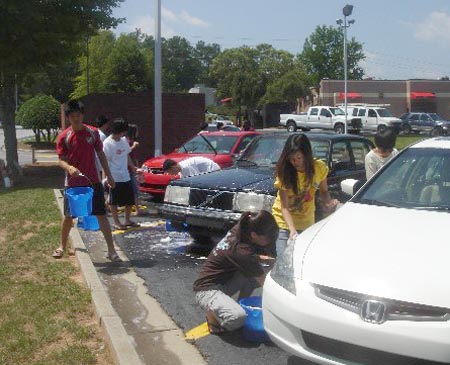 청소년들이 열심히 세차봉사를 하고 있다.