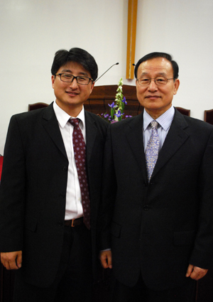 양재동 목사(오른쪽)와 권오병 목사(왼쪽)