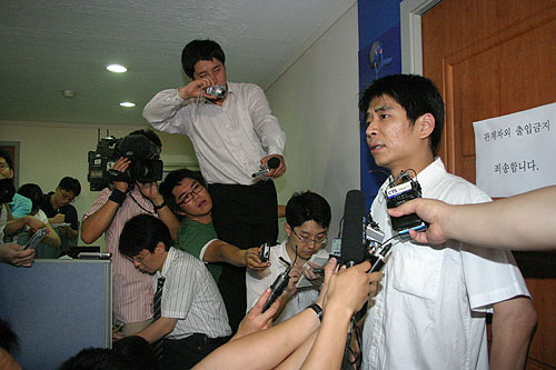 피랍자 가족대표 차승민 씨가 1명의 인질 살해소식이 전해진 직후 심정을 밝히고 있다. 그는 정부의 공식적인 입장을 기다리고 있다고 말했다. ⓒ송경호 기자