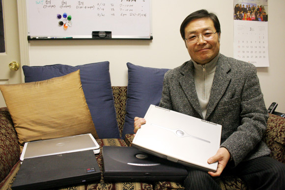 미얀마 신학생들을 위해 노트북을 기증한 정원교회 박위림 목사