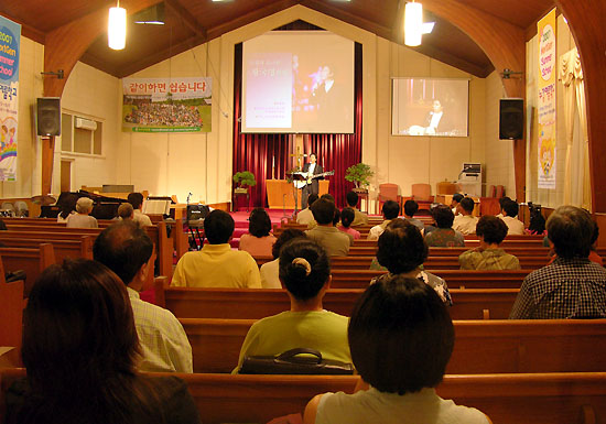 지난 25일(수) 뉴욕감리교회에서 집회를 인도하고 있는 황국명 목사