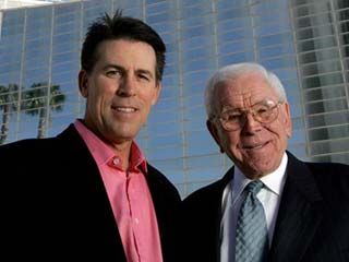 로버트 H. 슐러 목사(우)와 그의 아들 로버트 A. 슐러 목사(좌)