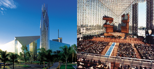 수정교회의 외관과 전면이 유리로 된 벽면에 세계 최대 파이프 오르간이 설치된 본당의 모습.