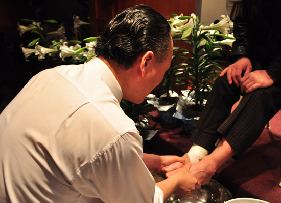 뉴욕비전교회가 29일 성금요일을 맞아 세족식을 가졌다. 김연규 목사가 성도들의 발을 씻기고 있다.