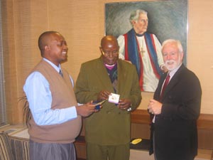 파스칼 비기리마나(왼쪽), 사무엘 데이센가(가운데) 그리고 미 성공회의 캐논 패트릭 모니(Canon Patrick M