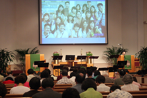 아프간 피랍자를 위한 워싱턴 지역 연합기도회가 29일 열렸다. 피랍된 분당샘물교회 성도들의 사진이 스크린에 비쳐지고 있다. ⓒ 이화영 기자