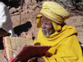 고대 에티오피아 언어로된 성경을 읽는 에티오피아 정교회 사제