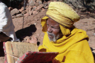 고대 에티오피아 언어로된 성경을 읽는 에티오피아 정교회 사제