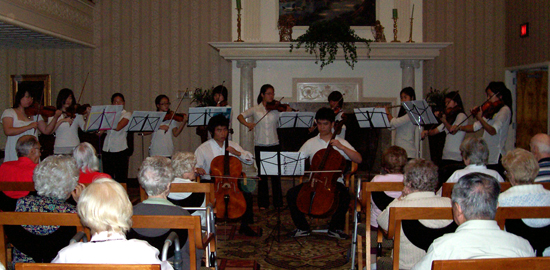 선한이웃 앙상블은 방학중에도 매주 토요일 양로원을 찾아 연주로 봉사하고 있다. ⓒ선한이웃선교회