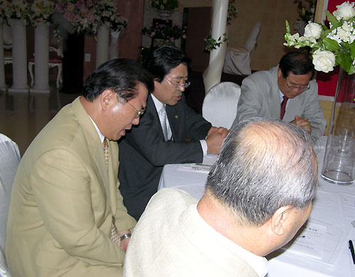 평가회에 앞선 예배에서 아프카니스탄 인질석방을 위해서 기도하는 목회자들