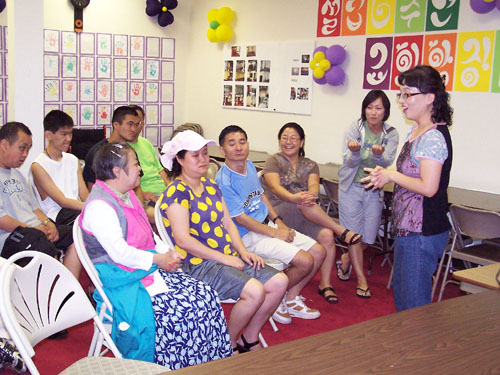 영화 '허브'를 관람하기에 앞서 김은숙 사모가 밀알 장애인들에게 설명하고 있다
