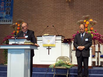 ▲ 박희소 목사가 새롭게 출범하는 제 33대 목사회를 축복하고 있다. (우측은 신임회장 조의호 목사)