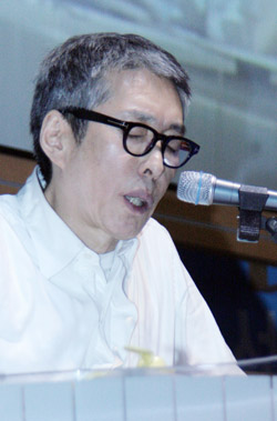 서세원 목사가 기도하고 있다.