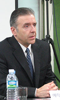 에릭 폴리 목사.