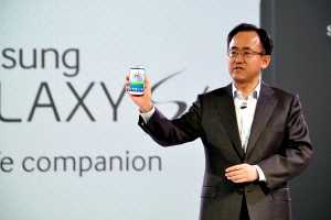 갤럭시 S4를 소개하는 김석필 삼성전자 구주총괄 부사장 