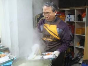 서울역 노숙인들에게 식사 배식 중인 김인환 전 총신대 총장.