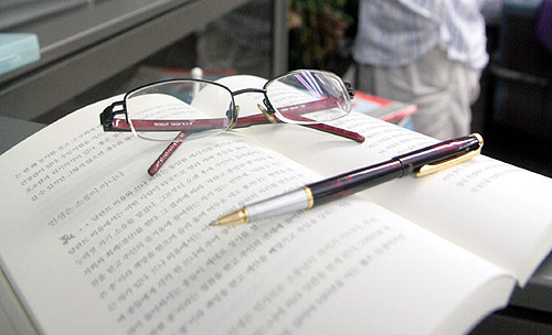 신학교에서 학생들을 가르쳤던 교수들은 은퇴 후 주로 연구와 저술 활동에 매달린다. 바쁜 학교 생활로 미처 못다 한 학문에 전념하는 것이다.