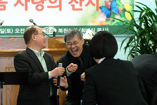 화목한 분위기의 사랑의 교제 시간