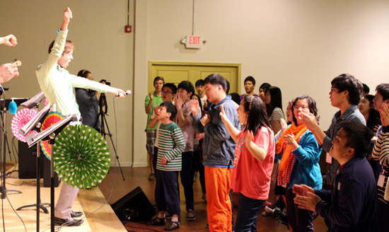 이노비가 장애인의 달을 맞아 27일 뉴저지 밀알 선교회 어린이들을 찾았다.