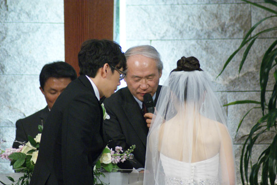 KWMC 사무총장 고석희 목사가 축복기도를 하고 있다.