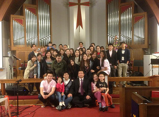 봄철 청년 찬양제가 진행되고 있는 모습.