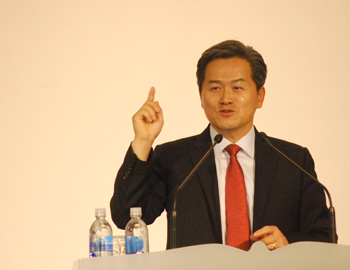 ANC 온누리교회 유진소 목사가 중앙장로교회에서 부흥회를 인도하고 있다.