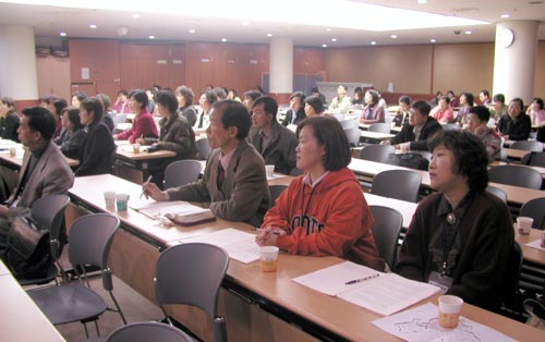 25일 세미나에서 이요섭 선교사는 강의 도중 울음을 터트리기도 했으며 그의 뜨거운 선교 열정은 300여명의