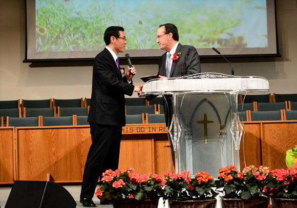 제프 로그 골든게이트신학대학총장은 타코마 제일침례교회의 후원과 사랑에 감사하며 최성은 목사를 통해 교회에 감사패를 전달했다.