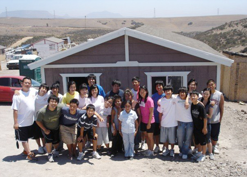 직접 지은 집 앞에 모인 청소년 단기선교팀ⓒ시애틀온누리교회 제공