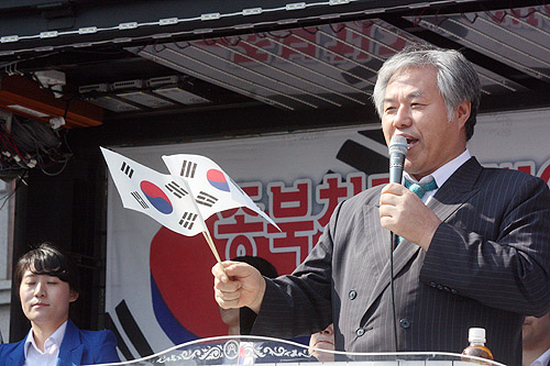 전광훈 목사가 27일 국민대회에서 태극기를 든 채 발언하고 있다. ⓒ이대웅 기자