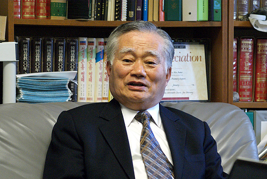 37년간 퀸즈중앙장로교회를 섬겨온 안창의 목사가 은퇴를 앞두고 기자회견을 갖고 지난 목회의 길을 회고했다.